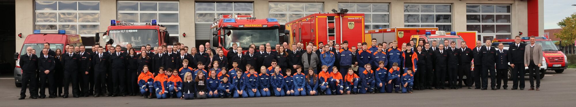 Gruppenbild zur Jahreshauptversammlung der Freiwilligen Feuerwehr der Gemeinde Niederzier