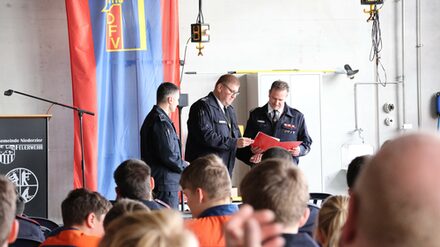 Leiter der Feuerwehr Markus Wirtz überreicht Urkunde
