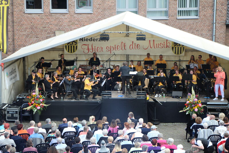 Orchester der Musikschule Niederzier und Andrea von Ameln beim Sommerkonzert 2022