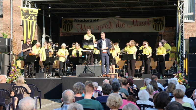 Bürgermeister Frank Rombey begrüßte die Gäste auf dem Sommerkonzert 2023 in Niederzier