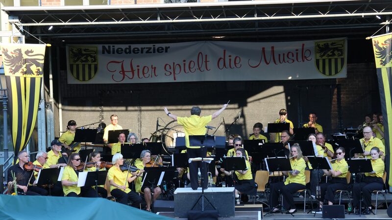 Orchester in Aktion beim Sommerkonzert 2023 in Niederzier