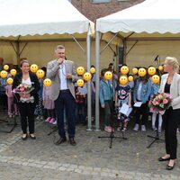 Bürgermeister Frank Rombey eröffnet den 10. Kunst- und Handwerkerinnenmarkt in Niederzier