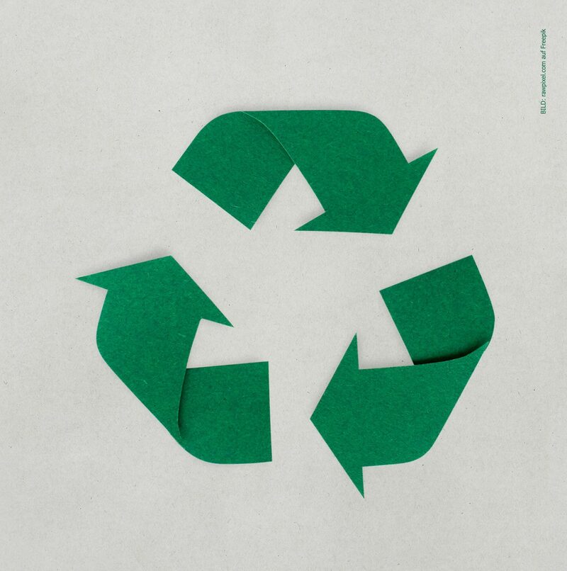 Grünes Recyclesymbol aus Filz