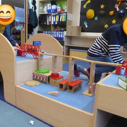 Kinder bauen mit der Holzeisenbahn