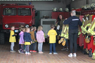 Kinder zu besuch bei der Feuerwehr