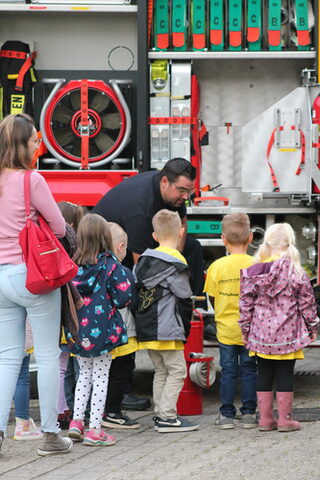 Kinder betrachten ein Feuerwehrauto