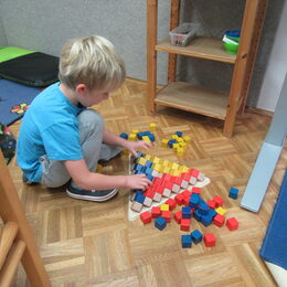Kind baut eine 3D Pyramide ( Cimera )