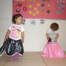 Rollenspielraum - Kinder sind verkleidet und tanzen auf der Bühne