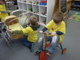 Stadtmuseum in Düren - Kinder spielen mit "alten" Puppenwagen und Dreirad