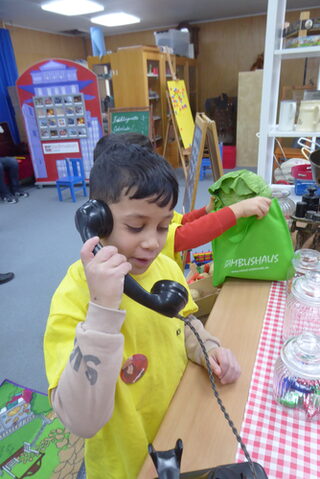 Stadtmuseum in Düren - Kind telefoniert mit einem Drehscheibentelefon
