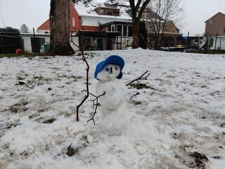 Schneemann mit blauer Mütze