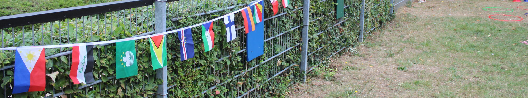 Flaggen am Zaun