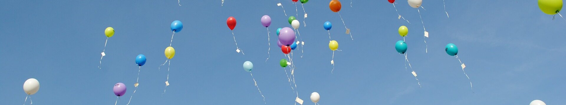 Luftballons im Himmel