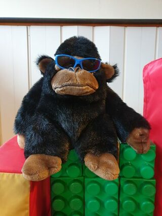 Kuscheltier-Affe mit Sonnenbrille